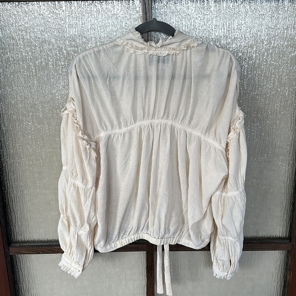 Alexis
Ivory Posey Top
Size M - Picture 12 of 15